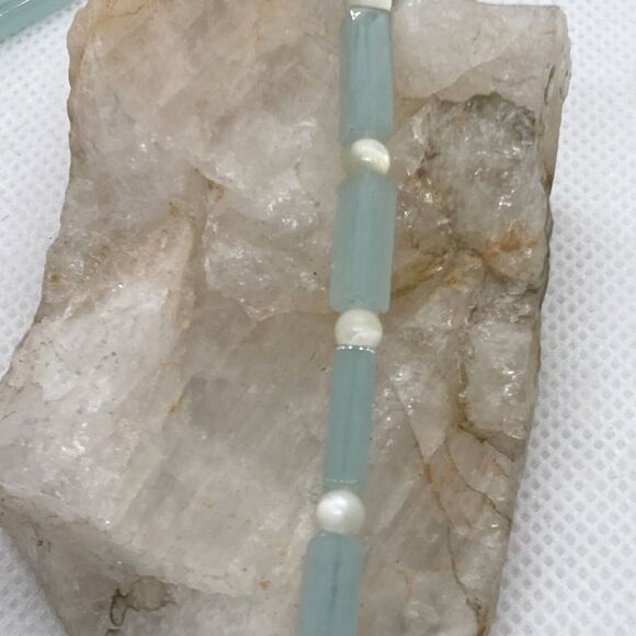GSJ Signed Light Green Jadeite & Mother Of Pearl Beaded 17''-19'' Necklace - Picture 5 of 8
